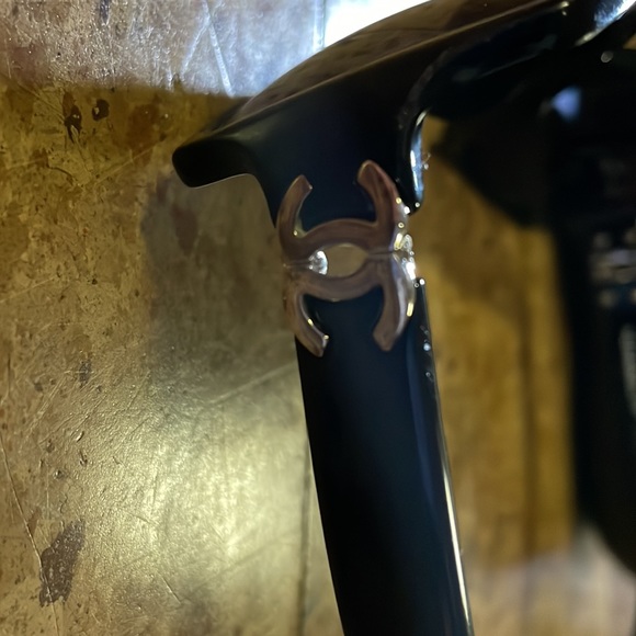 Vintage Chanel sunglasses - Picture 2 of 7